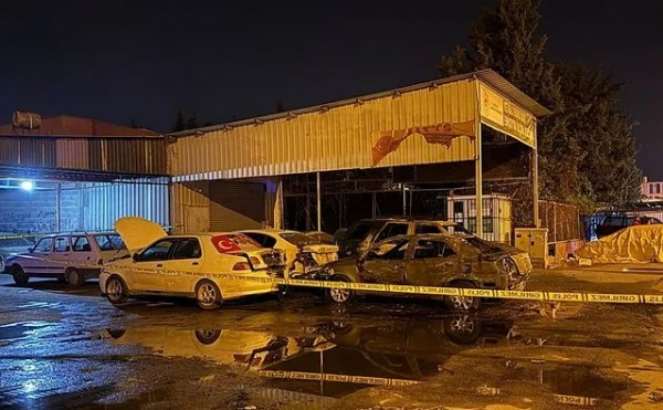 Mersin’de park halindeki 5 araç kundaklandı: O anlar kamerada!